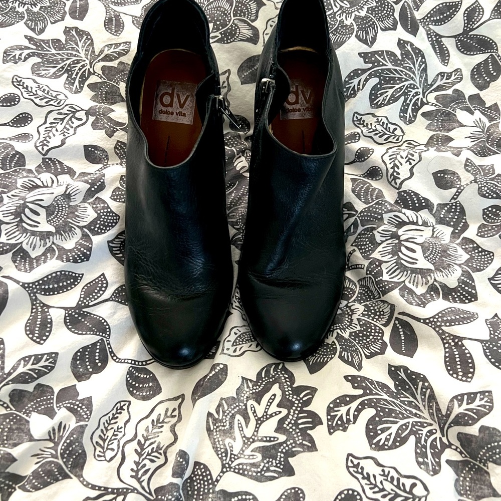 Dolce Vita Black Leather Ankle booties